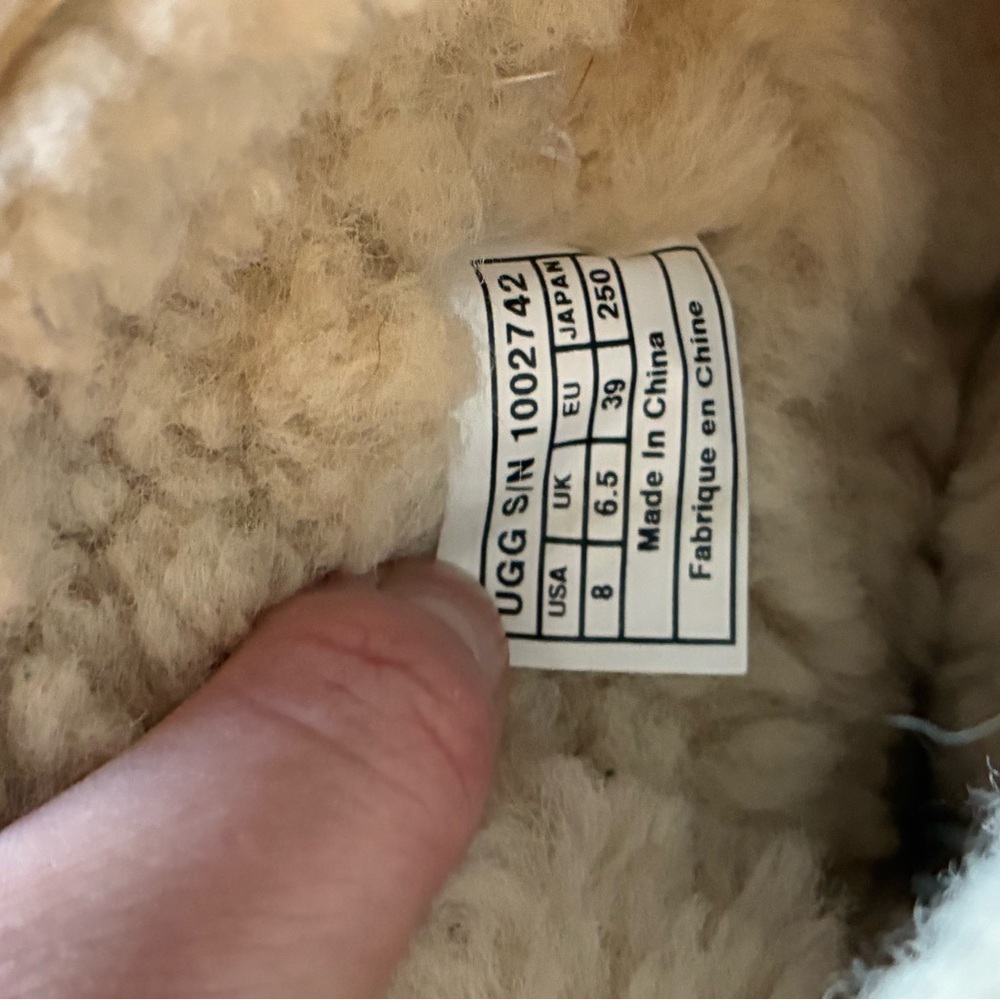 UGG Cream Shearling Interior - Picture 4 of 4